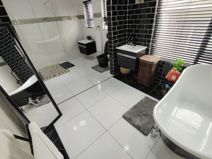 4 Bedroom Property for Sale in Nahoon Valley Park Eastern Cape